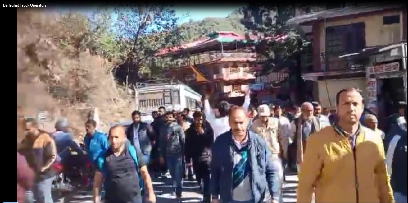 दारलाघाट ट्रक ऑपरेटर अडानी कंपनी के खिलाफ जलूस निकालते हुए