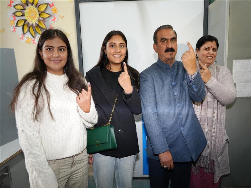 मुख्यमंत्री ठाकुर सुखविंदर सिंह सुक्खू ने परिजनों के साथ नगर निगम शिमला चुनाव के लिए केन्द्रीय तिब्बती विद्यालय छोटा शिमला में मतदान किया।
