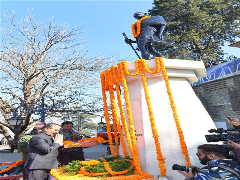 राज्यपाल और मुख्यमंत्री ने महात्मा गांधी की पुण्यतिथि पर श्रद्धांजलि अर्पित की